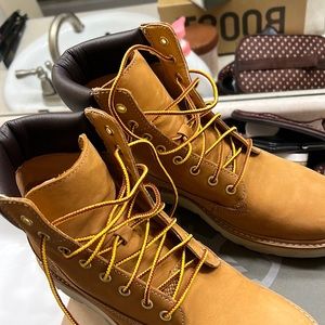 Gentle worn ladies Timberlands size 8 women $90